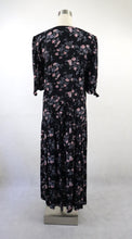 Lataa kuva Galleria-katseluun, Musta ruusukuvioinen mekko 40