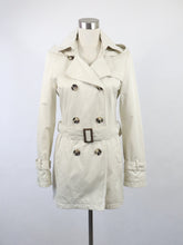 Lataa kuva Galleria-katseluun, Mimi & Lulu by Niina Kurkinen vaalea hupullinen trenssi 34