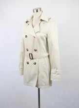 Lataa kuva Galleria-katseluun, Luonnonvalkoinen hupullinen lyhyt trenssi 34