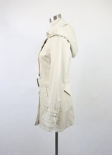 Lataa kuva Galleria-katseluun, Luonnonvalkoinen hupullinen lyhyt trenssi 34