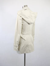 Lataa kuva Galleria-katseluun, Luonnonvalkoinen hupullinen lyhyt trenssi 34