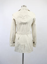 Lataa kuva Galleria-katseluun, Luonnonvalkoinen hupullinen lyhyt trenssi 34