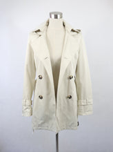 Lataa kuva Galleria-katseluun, Luonnonvalkoinen hupullinen lyhyt trenssi 34