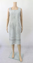 Lataa kuva Galleria-katseluun, Miranella vaaleansininen pitsisomisteinen hihaton kapea mekko 36