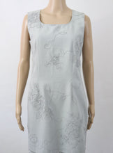 Lataa kuva Galleria-katseluun, Vaaleansininen pitsisomisteinen kotelomekko 36