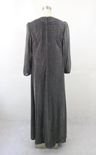 Lataa kuva Galleria-katseluun, Hopeanhohtoinen lurex vintage maksimekko 38