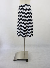 Lataa kuva Galleria-katseluun, Mustavalkoinen kuviollinen hame M