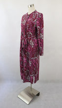 Lataa kuva Galleria-katseluun, Viininpunainen kuviollinen paitamekko XS