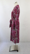Lataa kuva Galleria-katseluun, Viininpunainen kuviollinen paitamekko XS