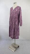 Lataa kuva Galleria-katseluun, Liila kukkakuvioinen mekko S