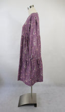 Lataa kuva Galleria-katseluun, Liila kukkakuvioinen mekko S