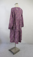 Lataa kuva Galleria-katseluun, Liila kukkakuvioinen mekko S