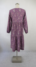 Lataa kuva Galleria-katseluun, Liila kukkakuvioinen mekko S