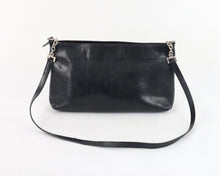 Lataa kuva Galleria-katseluun, Musta olkalaukku metallisomisteisella hihnalla