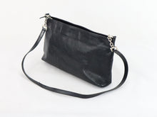 Lataa kuva Galleria-katseluun, Musta olkalaukku metallisomisteisella hihnalla