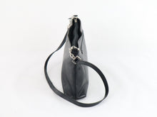 Lataa kuva Galleria-katseluun, Musta olkalaukku metallisomisteisella hihnalla