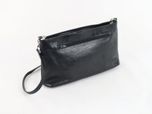 Lataa kuva Galleria-katseluun, Musta olkalaukku metallisomisteisella hihnalla