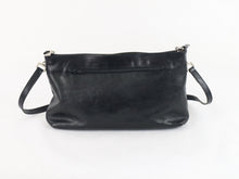 Lataa kuva Galleria-katseluun, Musta olkalaukku metallisomisteisella hihnalla