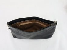 Lataa kuva Galleria-katseluun, Musta olkalaukku metallisomisteisella hihnalla