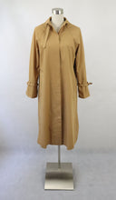 Lataa kuva Galleria-katseluun, Piiron made in Finland vaaleanruskea kotimainen vintage trenssitakki 38