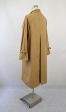 Lataa kuva Galleria-katseluun, Vaaleanruskea trenssi 38