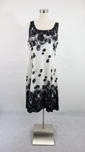 Lataa kuva Galleria-katseluun, Ril's mustavalkoinen kellohelmainen silkkimekko 42
