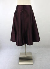 Lataa kuva Galleria-katseluun, Ril's luumunpunainen kellohelmainen hame 100% silkkiä 40