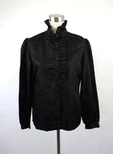 Lataa kuva Galleria-katseluun, Sataneule made in Finland kotimainen vintage röyhelökauluksinen satiinipusero 40