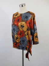 Lataa kuva Galleria-katseluun, Värikäs kuviollinen satiinipusero 36