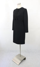 Lataa kuva Galleria-katseluun, Musta pitsi- ja rusettisomisteinen pikkumusta 40