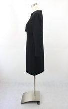 Lataa kuva Galleria-katseluun, Musta pitsi- ja rusettisomisteinen pikkumusta 40