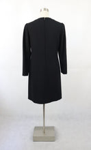 Lataa kuva Galleria-katseluun, Musta pitsi- ja rusettisomisteinen pikkumusta 40