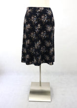 Lataa kuva Galleria-katseluun, Tähtimuoti kotimainen vintage musta kukkakuvioinen samettihame 42