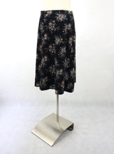 Lataa kuva Galleria-katseluun, Musta kukkakuvioinen samettihame