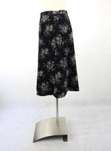 Lataa kuva Galleria-katseluun, Musta kukkakuvioinen samettihame