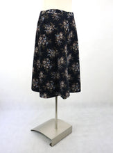 Lataa kuva Galleria-katseluun, Musta kukkakuvioinen samettihame