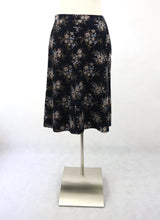 Lataa kuva Galleria-katseluun, Musta kukkakuvioinen samettihame