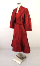 Lataa kuva Galleria-katseluun, Punainen kellohelmainen silkkimekko ja -jakku S/M