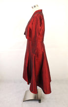 Lataa kuva Galleria-katseluun, Punainen kellohelmainen silkkimekko ja -jakku S/M