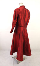 Lataa kuva Galleria-katseluun, Punainen kellohelmainen silkkimekko ja -jakku S/M