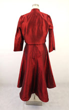 Lataa kuva Galleria-katseluun, Punainen kellohelmainen silkkimekko ja -jakku S/M