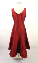 Lataa kuva Galleria-katseluun, Punainen kellohelmainen silkkimekko ja -jakku S/M