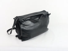 Lataa kuva Galleria-katseluun, Musta tilava nahkainen salkku