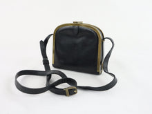 Lataa kuva Galleria-katseluun, Musta metallikehyksinen olkalaukku