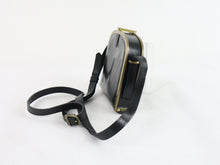 Lataa kuva Galleria-katseluun, Musta metallikehyksinen olkalaukku