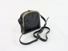 Lataa kuva Galleria-katseluun, Musta metallikehyksinen olkalaukku