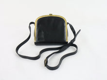 Lataa kuva Galleria-katseluun, Musta metallikehyksinen olkalaukku
