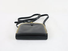 Lataa kuva Galleria-katseluun, Musta metallikehyksinen olkalaukku