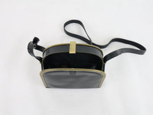 Lataa kuva Galleria-katseluun, Musta metallikehyksinen olkalaukku