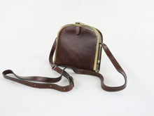 Lataa kuva Galleria-katseluun, Ruskea metallikehyksinen olkalaukku